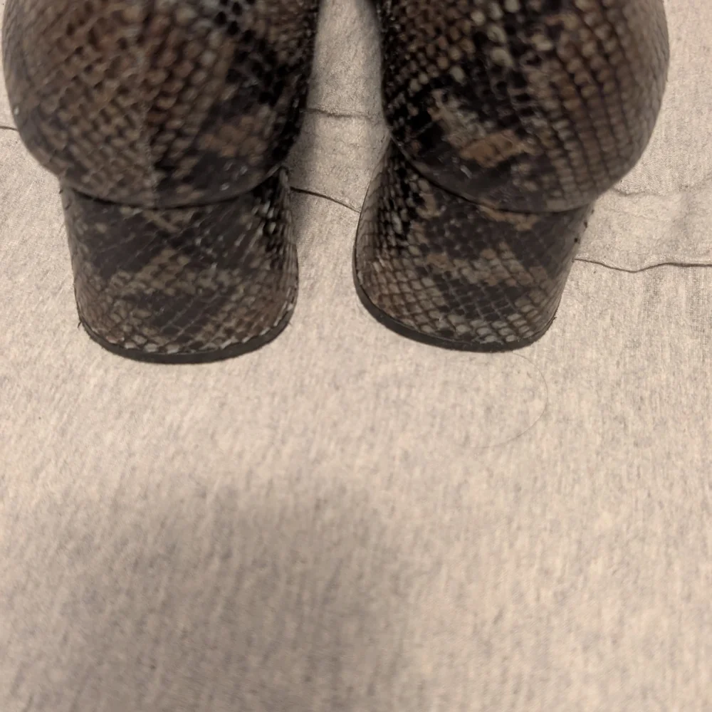 Elegant Black and Gray Snakeskin Women's Shoes Size 8